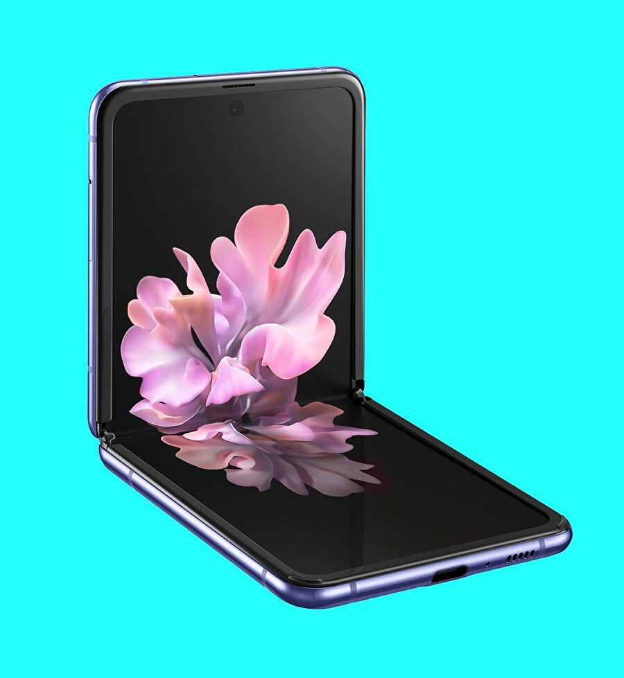 Galaxy Z Flip menteşe sisteminin telefonu 200 bin kez katlayıp açmaya dayanabileceği belirtiliyor. 