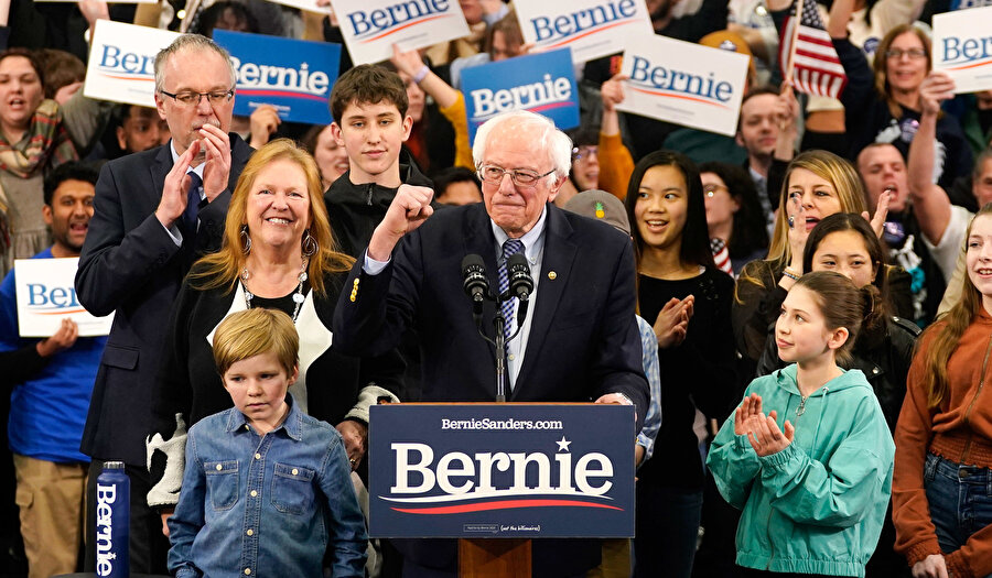 Vermont Senatörü Bernie Sanders New Hampshire ön seçimlerinde iddialı bir zafer konışması yaptı