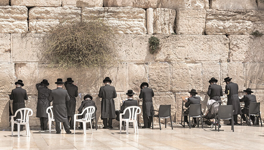 Ağlama Duvarı, Kudüs'te bulunan ve Yahudilerce kutsal sayılan, Büyük Tapınağın ayakta kalan batı duvarıdır. Bu sebepten dolayı Batı Duvarı adıyla da bilinmektedir.