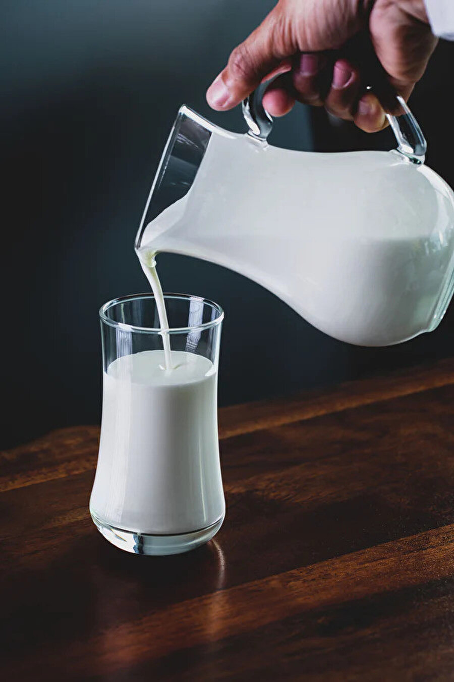 Açık süt kullanmak doğal yoğurt elde etmek için oldukça önemlidir.