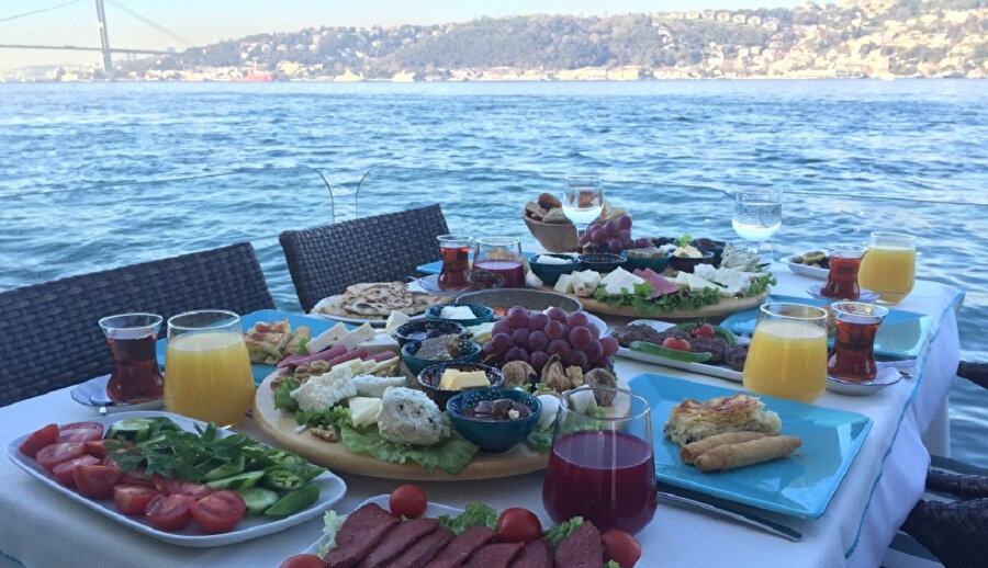 İstanbul’un incisi Boğaz’a karşı çayınızı yudumlayabilir, arkadaşlarınızla çeşitli masa oyunları eşliğinde eğlenebilir, hoşça vakit geçirebilirsiniz... 