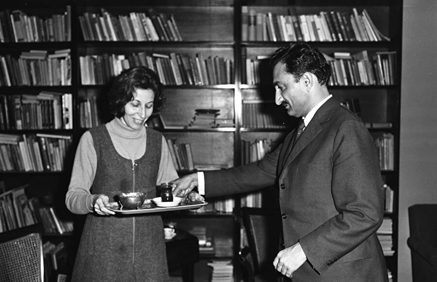 Rahşan Ecevit, 13 Mayıs 1972’de evlerinde yapılan bir röportajda eşi Bülent Ecevit’e çay ikram ederken.