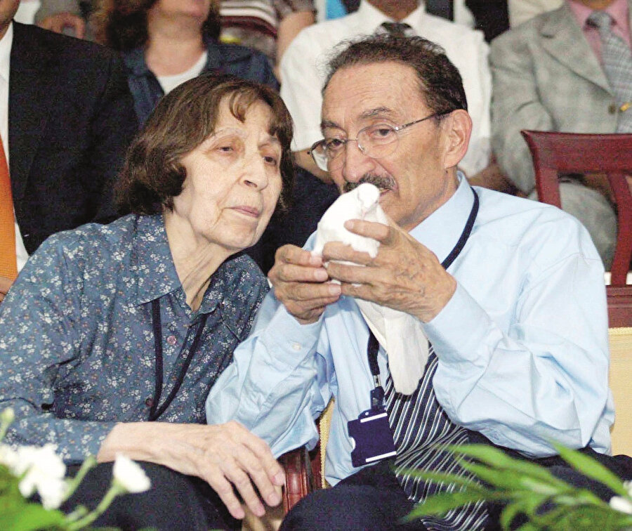 25 Temmuz 2004’te Rahşan Ecevit, eşi Bülent Ecevit ile DSP 6. Kongresi’nde beyaz güvercin uçururken.