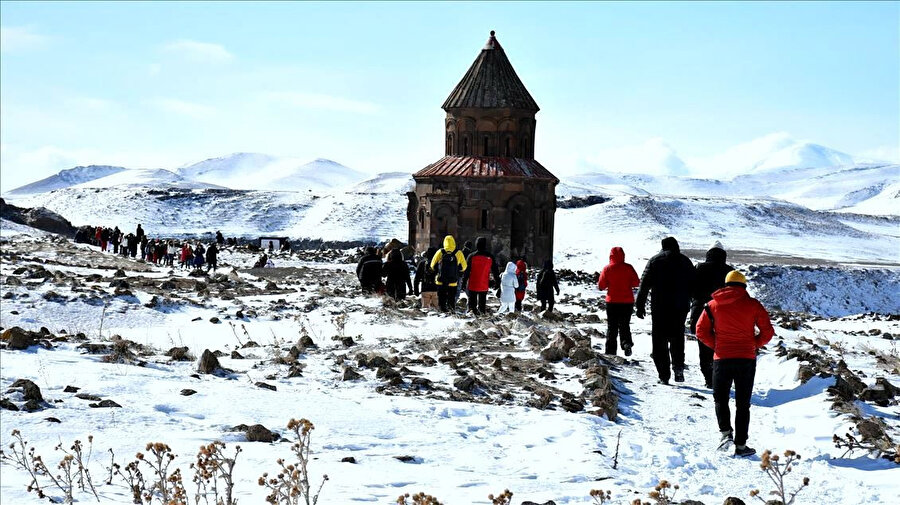 Bir yanda Van Gölü bir yanda uçsuz bucaksız yeşil tarlalar.