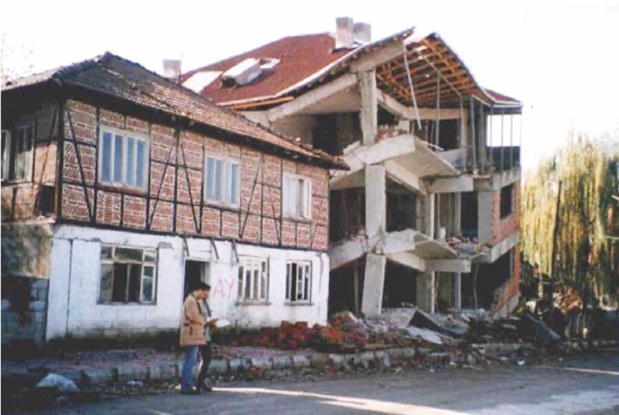 Usulüne uygun yapılan yığma tuğla/ahşap/kerpiç/taş evler ayakta kalır, yapılmayan evler betonarme de olsa yıkılır.