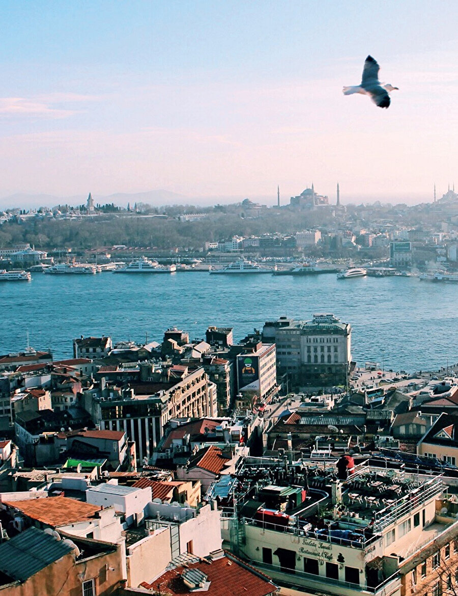 İstanbul için ise tek kelimeyi kullanıyor A-Ş-K. 