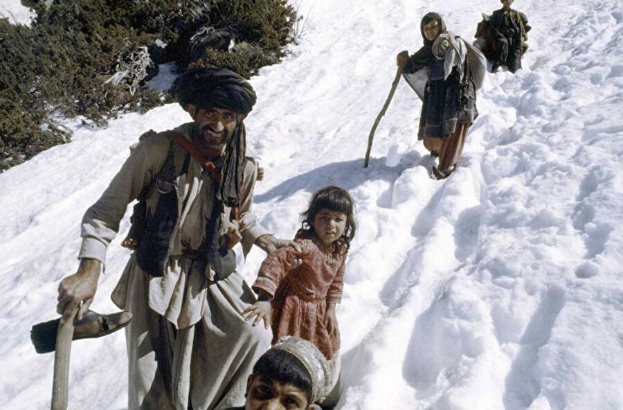 Savaştan kaçan siviller Pakistan'ın Peşaver şehri yakınlarında, Mayıs 1980