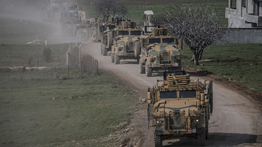 Sınıra doğru giden askeri araçlar