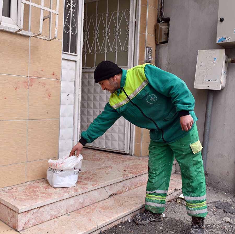 Para dolu poşeti bulan temizlik işçisi Ahmet Gökçe