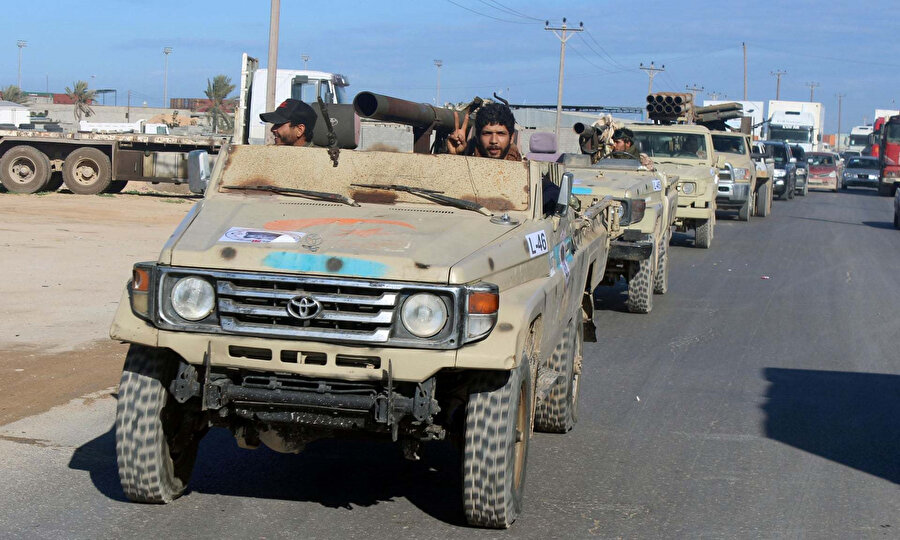 Libya hükümet güçlerine ait askeri araçlar Misrata'da.