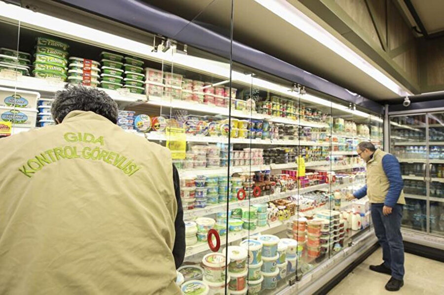 Gıda Kontrol Görevlisi denetim yaparken