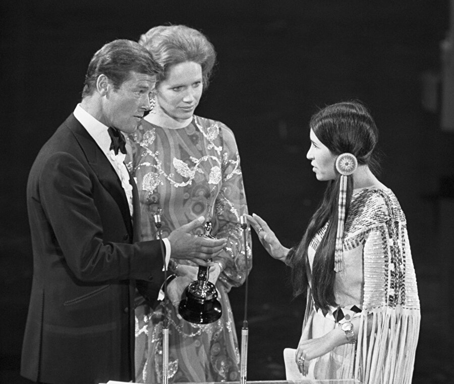 1973 yılında düzenlenen Oscar Ödül Töreni'nde Marlon Brando'nun, kazandığı 'En İyi Erkek Oyuncu' ödülünü almaya gitmeyerek kendi yerine Kızılderili asıllı Sacheen Littlefeather'i gönderdiği bu protesto Oscar tarihine geçen olaylardan biri...