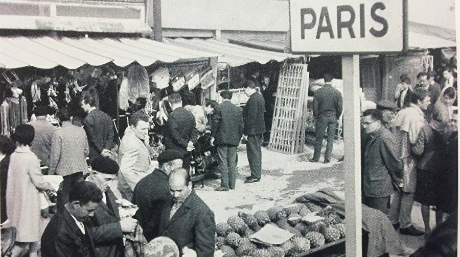Paris’in kuzey semtlerinden Clignancourt’da her gün açık olan bit pazarından bir görüntü. Nisan 1965