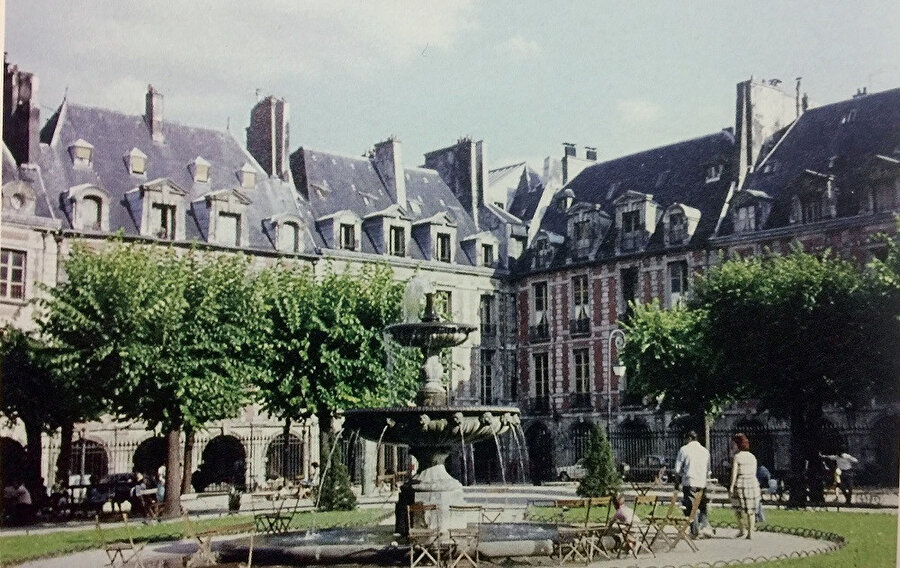 Vosges meydanında Victor Hugo’nun evi. Hugo, Sefiller’i bu evde yazmış.