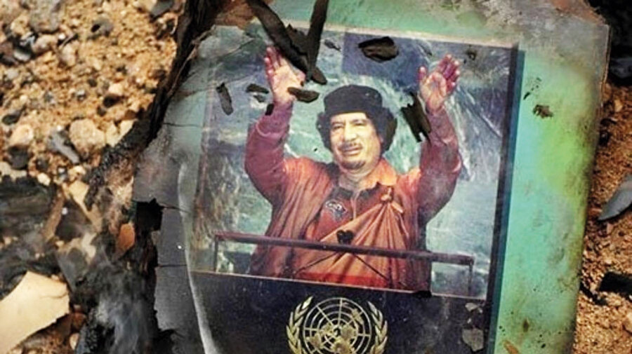 Kendisini ‘Libyalıların babası’ olarak kabul eden Muammer Kaddafi, yaklaşan tehlikeyi görmüş ama muhaliflere karşı bir adım atmamıştı. 