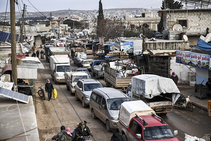 Esed rejiminin yerleşim bölgelerine yaklaşması üzerine güvenli bölgelere göç eden siviller.