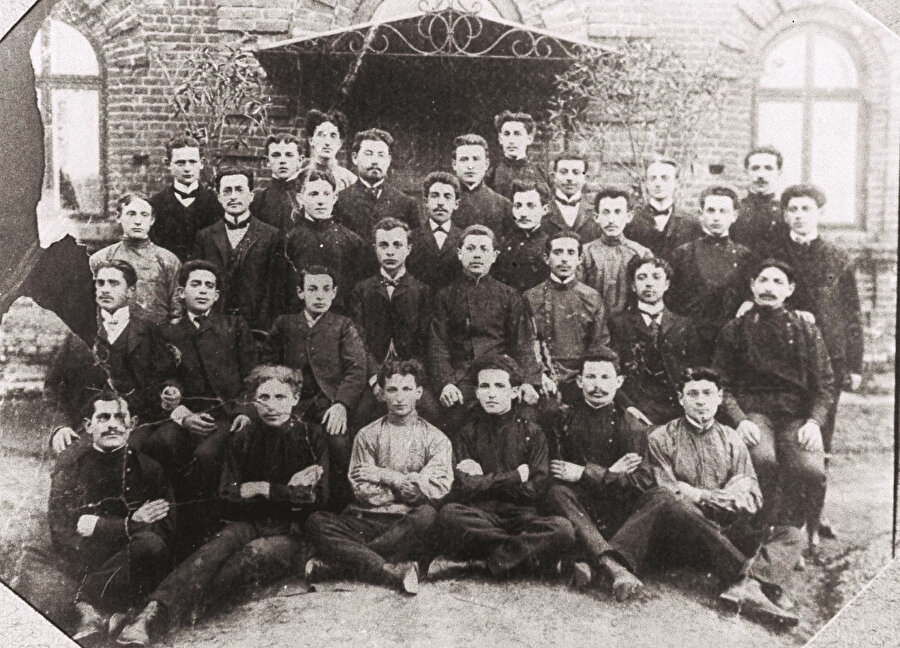 1905 yılında Polonya’nın Plonsk kentindeki Poalei Zion / Siyon Çalışanları teşkilatının Ezra grubuna ait bir fotoğraf. İsrail’in ilk başbaşkanı David Ben Gurion yahut o zamanki adıyla David Grün de burada, en önde sağdan üçüncü kişi.