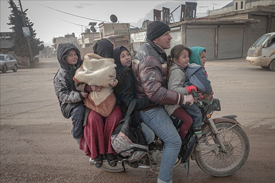 Esed rejimi ve Rusya'nın saldırıları sebebiyle yanlarına alabildikleri eşyalarla Batı Halep'te yer alan Daret İzze ilçesinden ayrılan siviller.