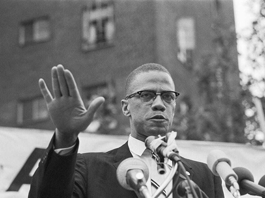 Malcolm X, 1963'te Harlem'de bir mitingde konuşma yapıyor.