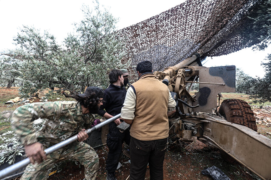 Ilımlı muhalif gruplar İdlib'in güneyinde operasyon başlattı.