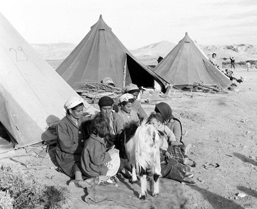 Göçe zorlanan Türklerin kaldığı Kızılay çadırları. (1963)