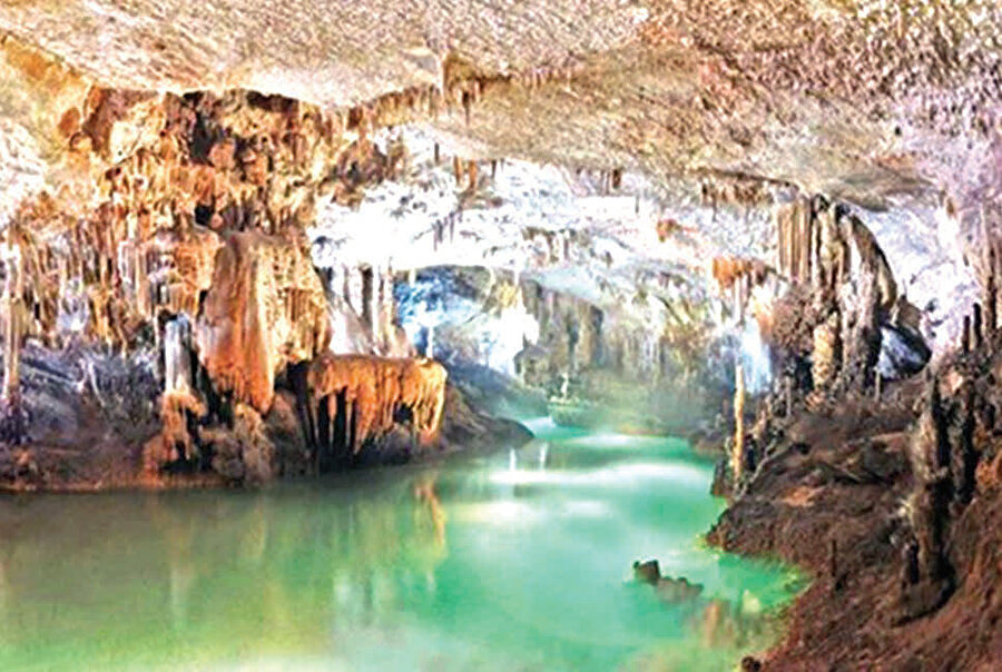 Vrelo Mağarası’nın içerisinde 2 göl, sarkıtlar ve dikitler var.