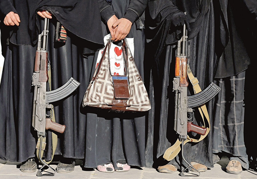 Yemenli birçok kadın Husi devrinde yaşadıkları kötü tecrübeleri sosyal medyada paylaşma yoluna gidiyor.