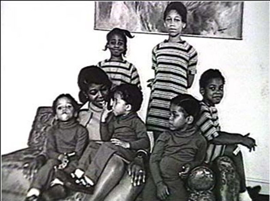 Malcolm X (en sağda, yan oturan) annesi ve kardeşleriyle birlikte.