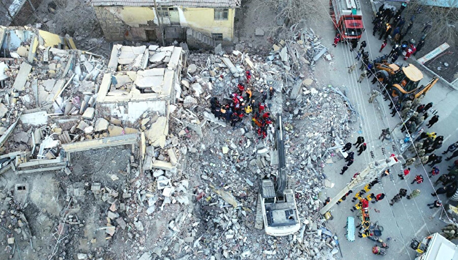 Elazığ'da meydana gelen deprem, can ve mal kaybına neden oldu...