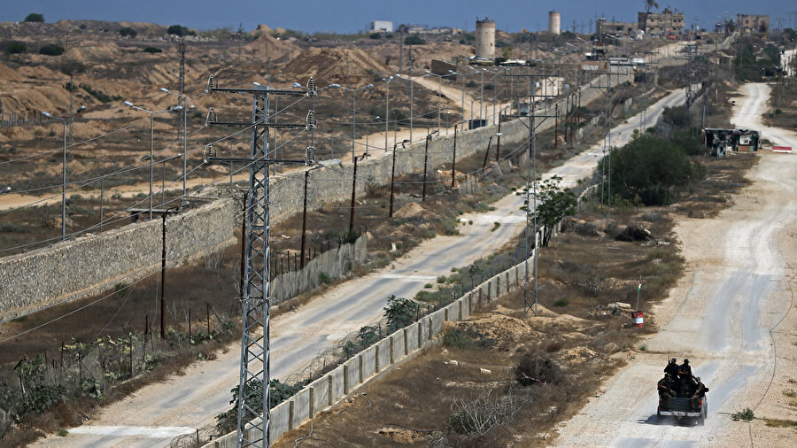 Hamas'a bağlı güvenlik güçleri, Mısır sınırında devriye atarken görülüyor.