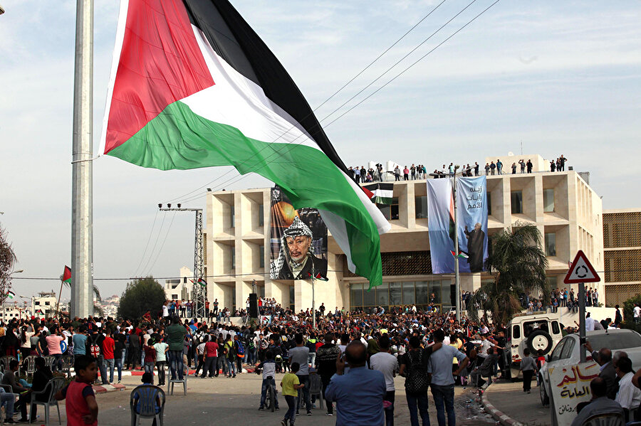 İsrail'de yaşayan Filistinlilerin izlemesi için 'Ayrım Duvarı'nın yakınına Filistin'in en yüksek bayrağı çekildi.