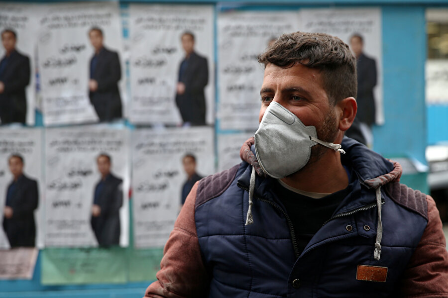 İranlı vatandaş, seçim posterlerinin önünde görüntülendi