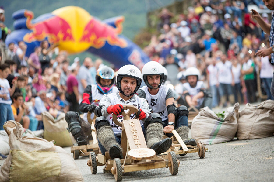 Formulaz’da sadece tahta ve çivi kullanılarak yapılan araçların yarışmasına izin veriliyor.