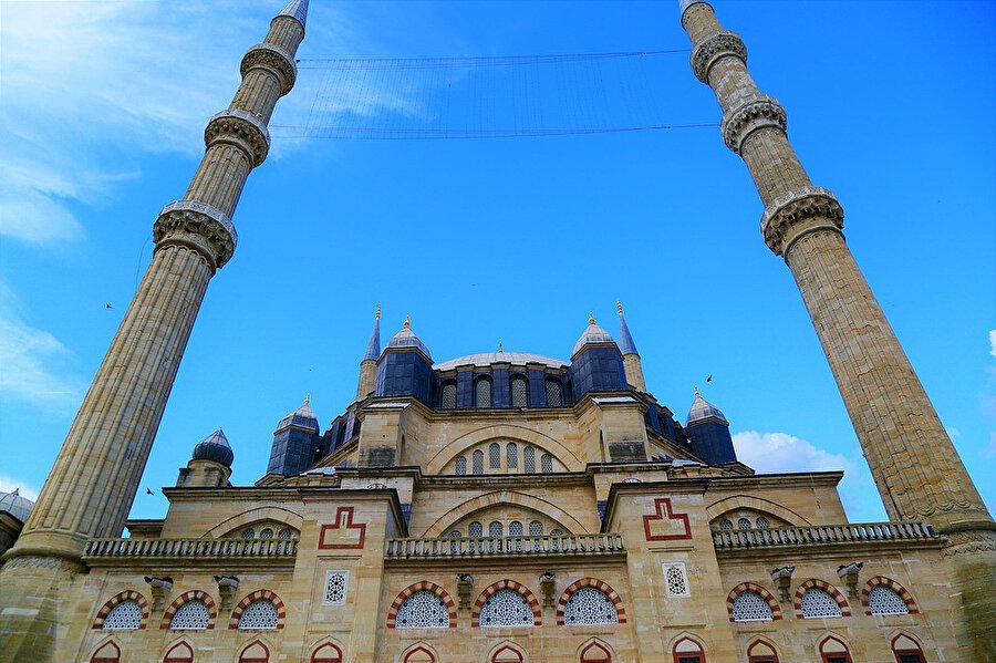 Attilâ İlhan’ın “Göğe çekilmiş kılıçlar gibi minareler” mısrası ile Selimiye Camii.