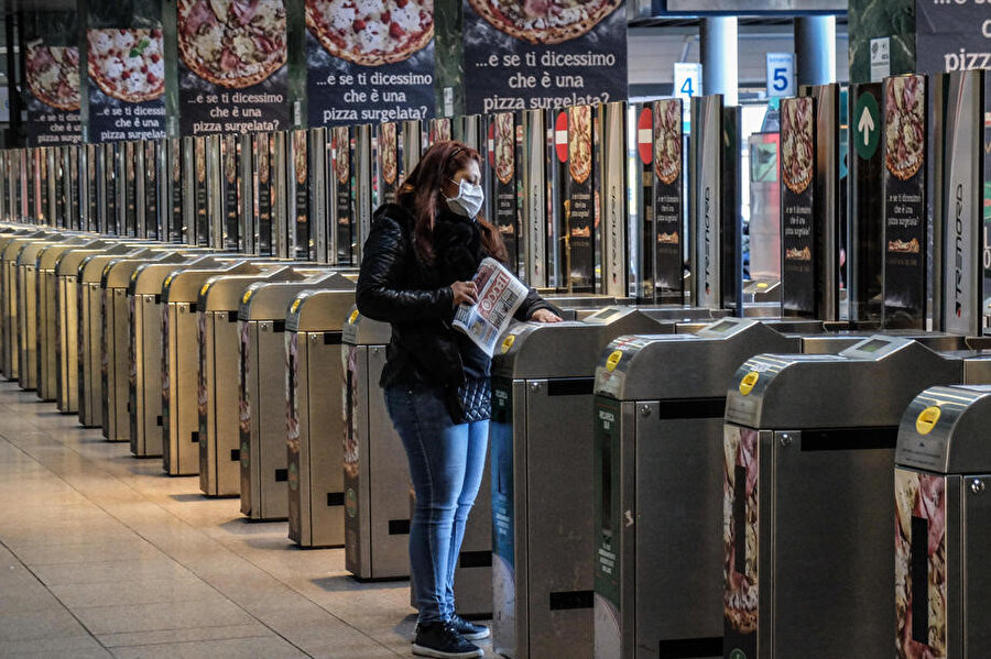 İtalya'da koronavirüs sebebiyle maske takan kadın- Arşiv