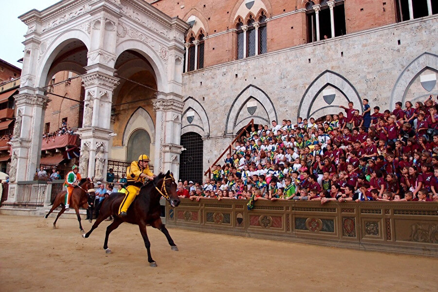 Siena şehri özel yöresel mutfağı, şehirde bululan sanat eserleri ve müzeler ve şehrin Orta Çağ görüntüsü ile çok iyi bilinmekle beraber şehirdeki Piaza del Campo meydanı ve bu meydan etrafında geleneksel olarak her yıl şehir mahalleleri arasında yapılan at yarışlarıyla (Palio) ile çok ünlüdür.