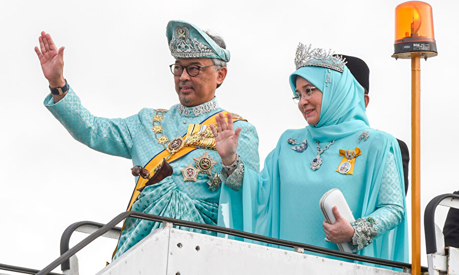 Malezya Kralı Sultan Abdullah Riayatuddin Al-Mustafa Billah Şah ve karısı.