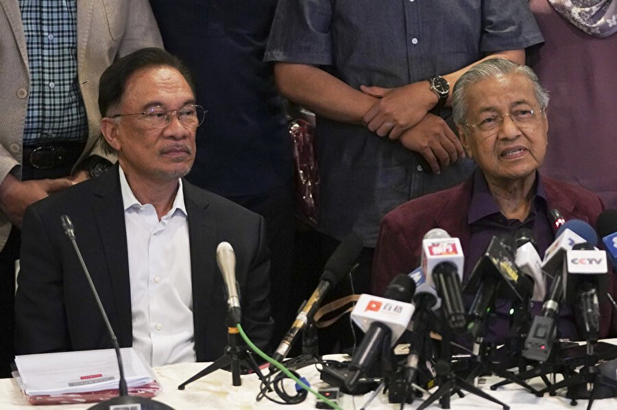 22 Şubat 2020'de çekilen bu fotoğrafta, Malezya Başbakanı Mahathir Muhammed (sağda) yanında PKR Genel Başkanı Enver İbrahim’le birlikte basına açıklama yapıyor.