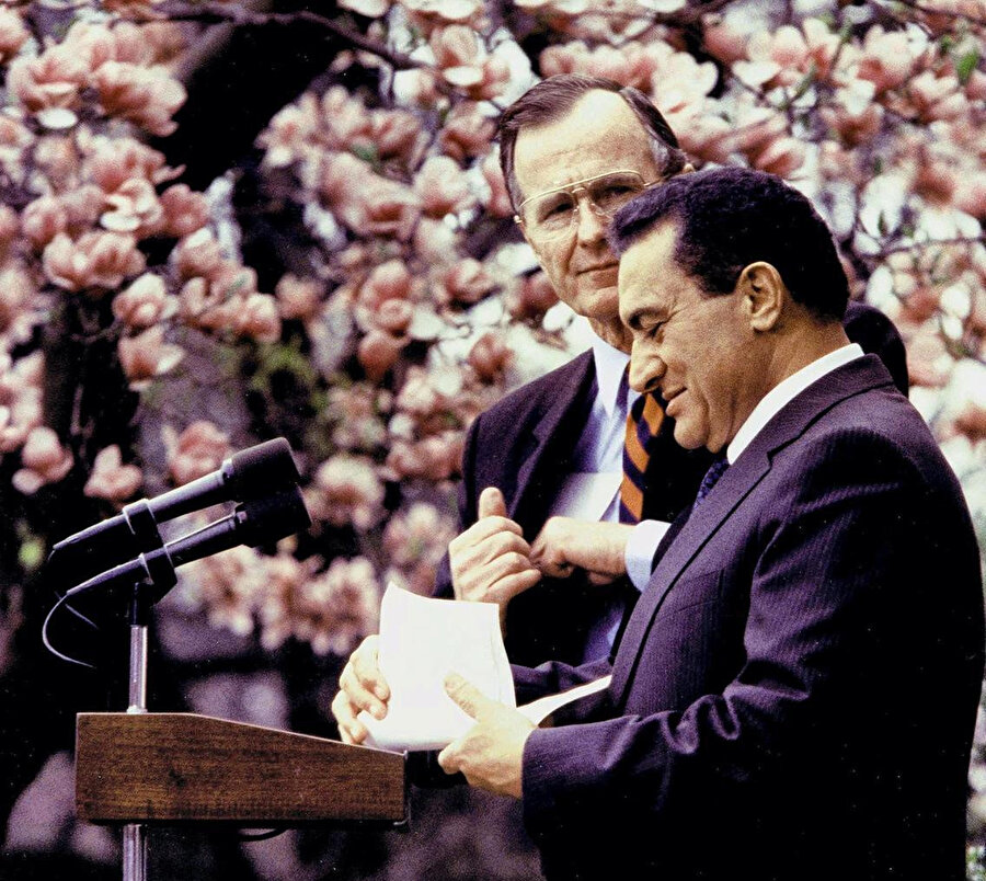 Hüsnü Mübarek, 1989'da Washington'da bir konuşma yapmak üzere hazırlanırken eski ABD Başkanı George Bush ile birlikte kürsüde.