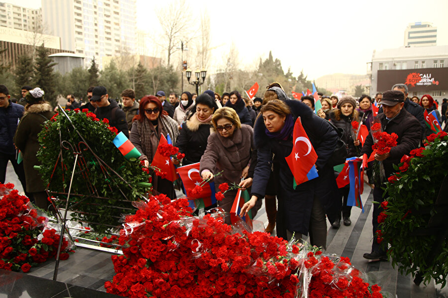 Katliamın acısını hisseden binler karanfil bıraktı