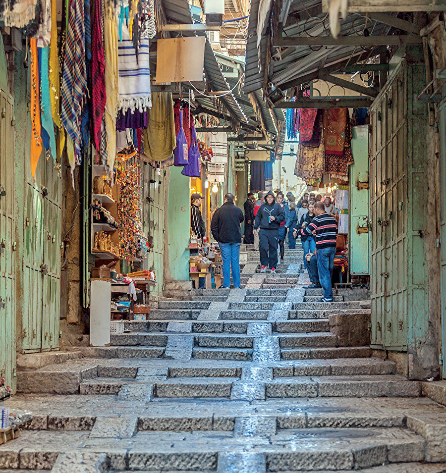 Jafa ve King George caddeleri, modern alışveriş dükkanları, kafe ve restoranlarla dolu dolu.