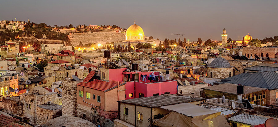Eski şehri gün boyu arşınladığı halde gücü kalanlar modern şehri geceleri ziyaret ediyor.