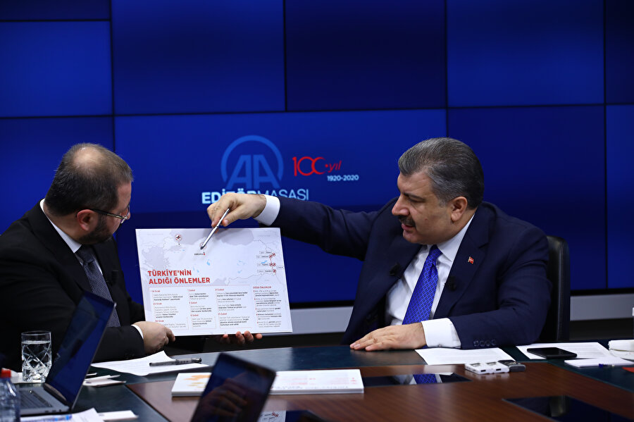 Sağlık Bakanı Fahrettin Koca koronavirüs hakkında bilgi verirken