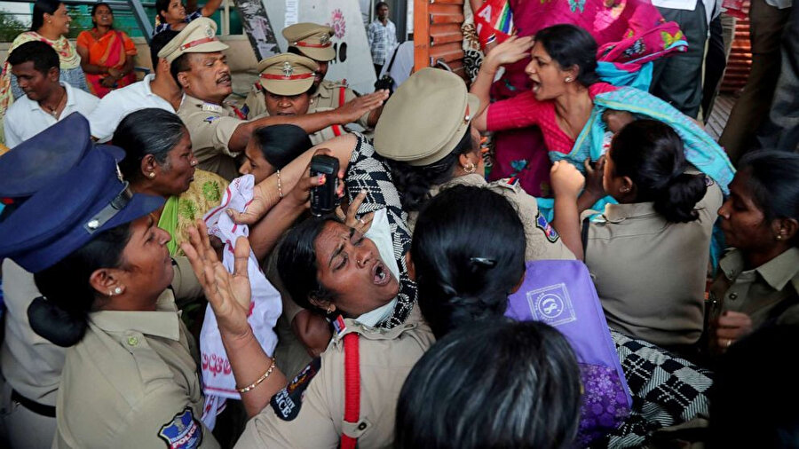 Hint polisi, ABD Başkanı Donald Trump karşıtı eyleme müdahalesinde orantısız güç kullandı.