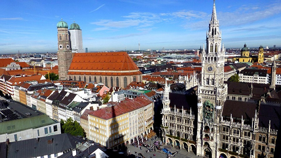 Soldaki büyük yapı St. Peter Kilisesi, sağdaki barok tarzı yapı ise Yeni Belediye Sarayı (Neues Rathaus)