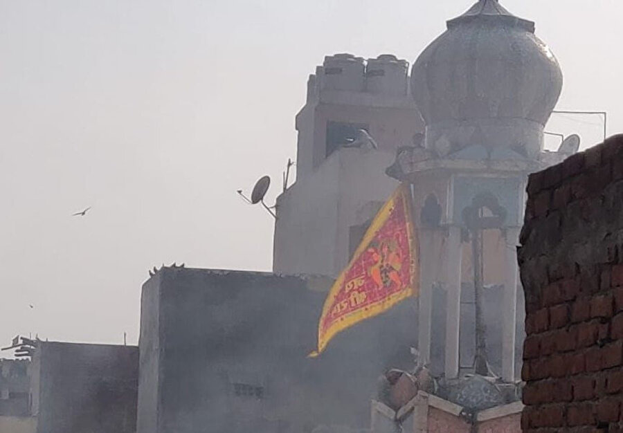 Delhi'de Hindu çetelerin ateşe verdiği caminin görüntüleri.