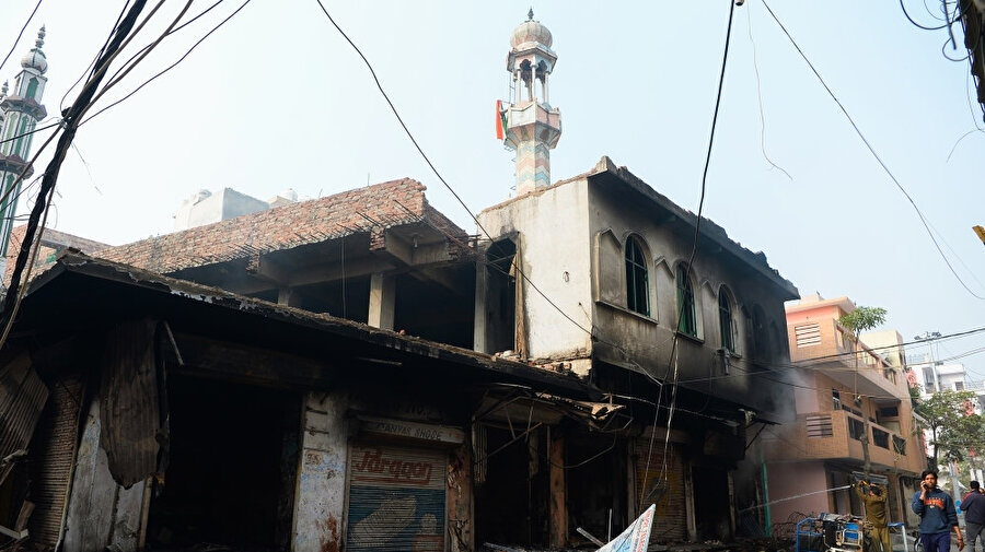 Hindu çeteler, Müslümanların yoğun olarak yaşadığı yerlerde camileri ateşe veriyor.