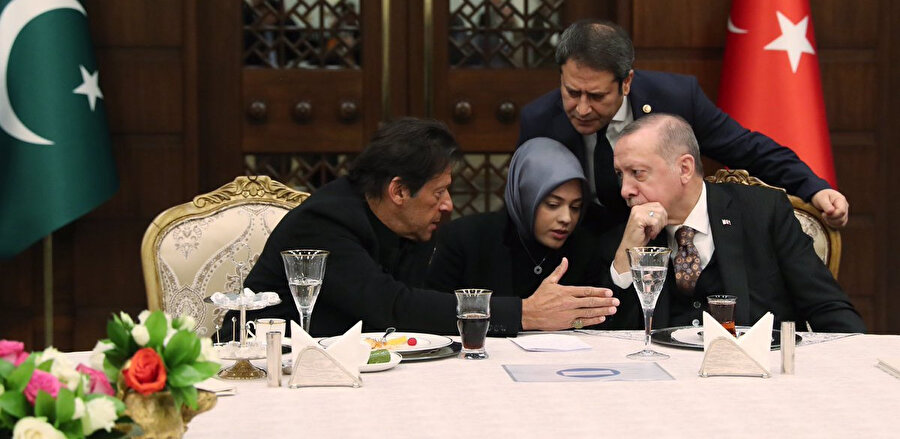 Yine bugün, geçtiğimiz hafta Pakistan Başbakanı İmran Han’ı Erdoğan için, “Pakistan’da seçimlere girse kazanır. Hem muhalefetin, hem hükümetin birlikte sıralara vurduğunu ilk kez gördüm” şeklinde konuşturacak bir devlet Reis’imiz var Elhamdülillah!