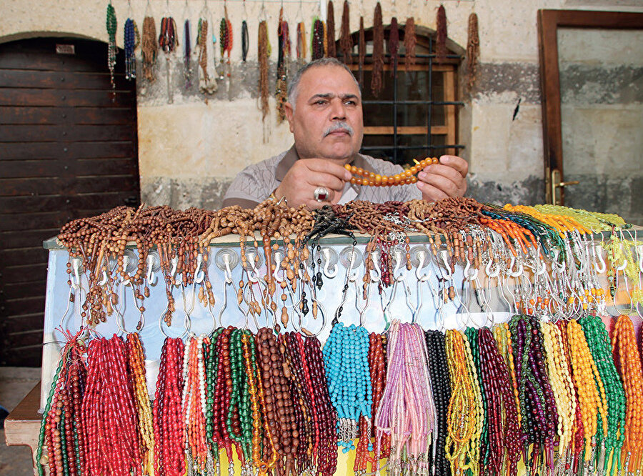 Eski-yeni, kehribar, akik gibi taşlardan yapılmış rengarenk tespihler.