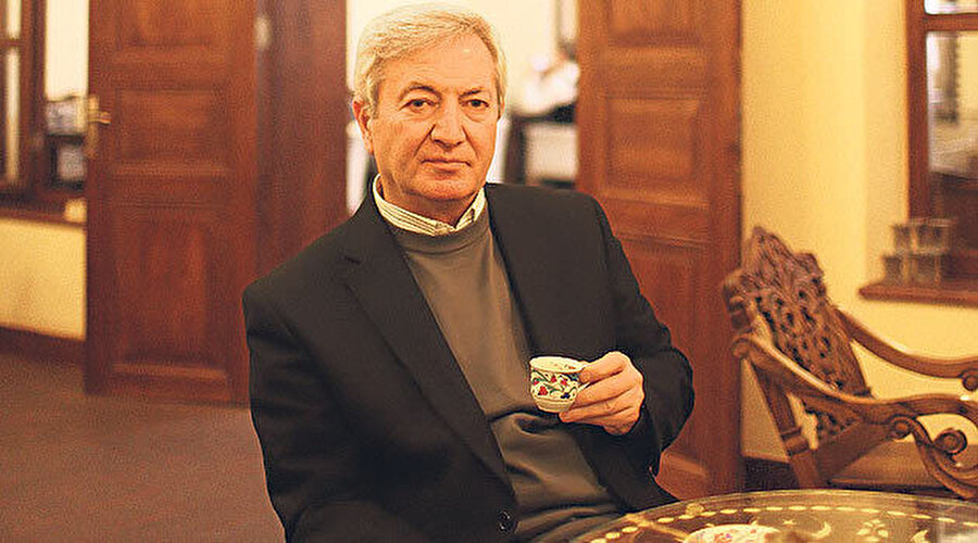 11 Şubat 1953, Sivas doğumlu Beşir Ayvazoğlu, edebiyatçı, şair, yazar ve gazetecidir.